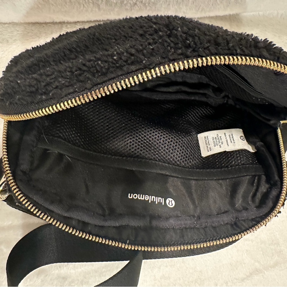 Lululemon Everywhere fleece belt bag gold buckle recycled nylon O/S black - Picture 6 of 9